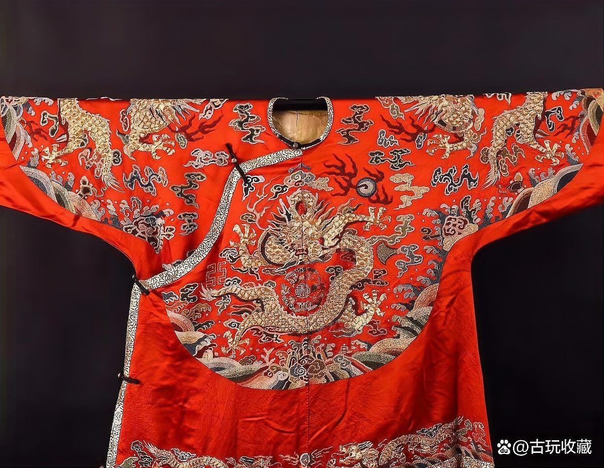紅龍旗傳統服飾中哪種材質最珍貴？