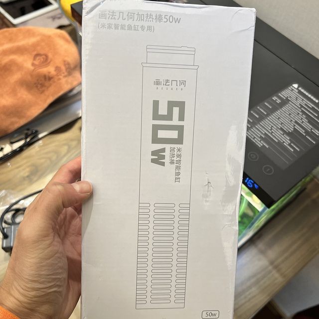 小米魚缸適合什么加熱棒50w還是100w：小米魚缸加熱棒的選擇應考慮其功率,對于小米魚缸加熱棒的選擇