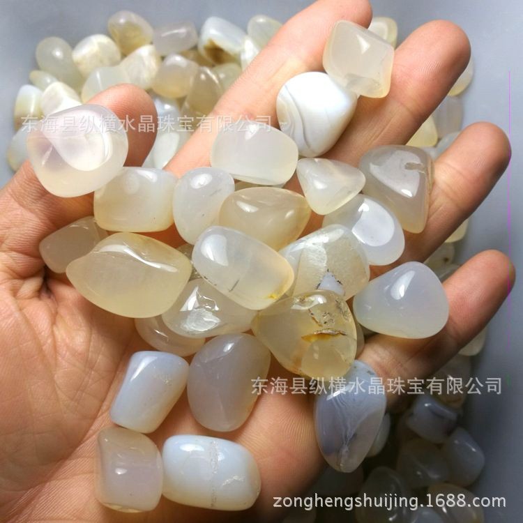 魚缸白色塊狀是什么：魚缸中的白色塊狀物可能是由幾種不同原因導致的
