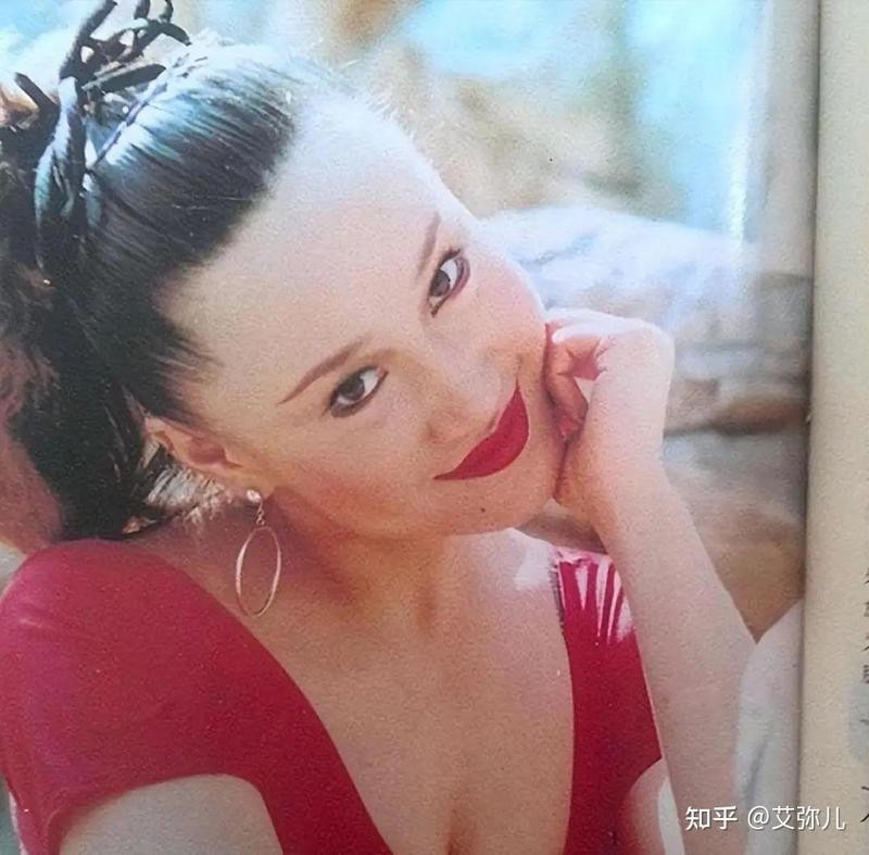 首屆長城杯女子健美比賽的冠軍是誰？