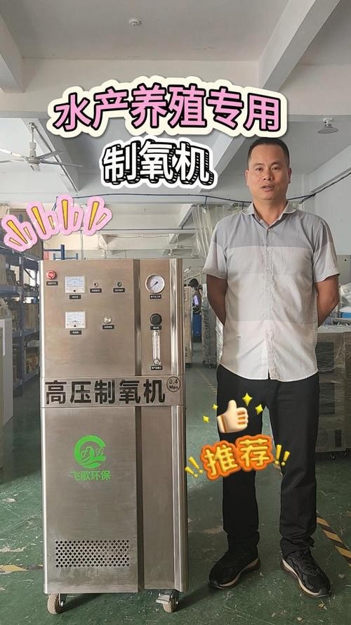 龍魚浮水面游來游去