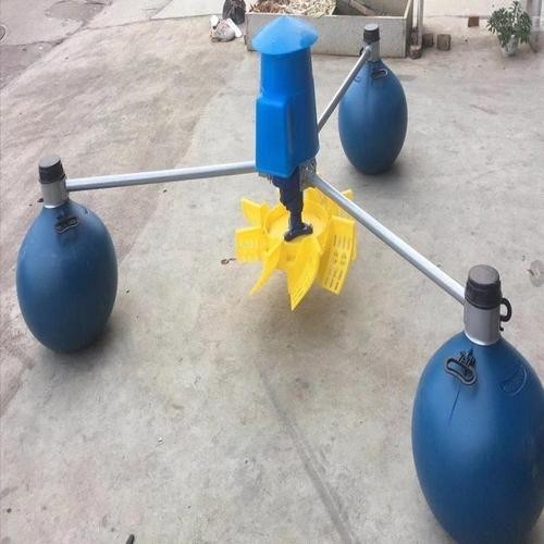 龍魚浮水面游來游去