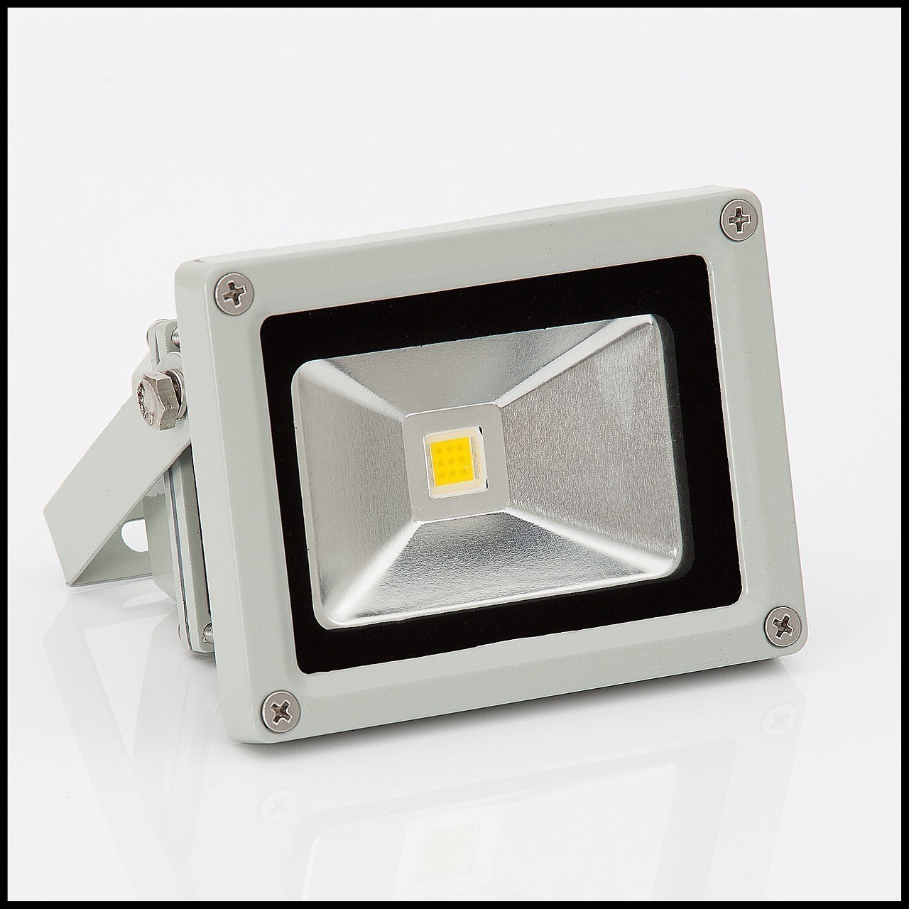 深圳二手魚缸市場在哪里（深圳水族店低價出售二手魚缸,濾材齊全,可送貨）