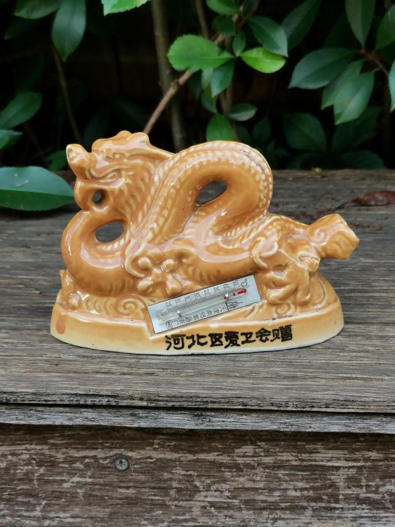 能提供更多龍擺件的圖片嗎？