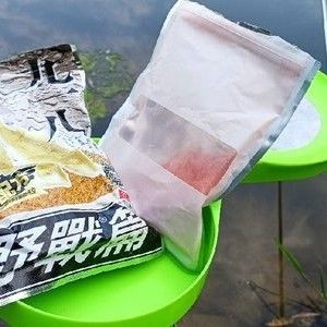 釣龍魚用什么餌料：釣龍魚時應選擇的餌料及其相關注意事項