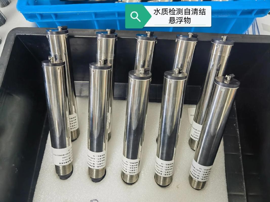 金龍魚趴缸底