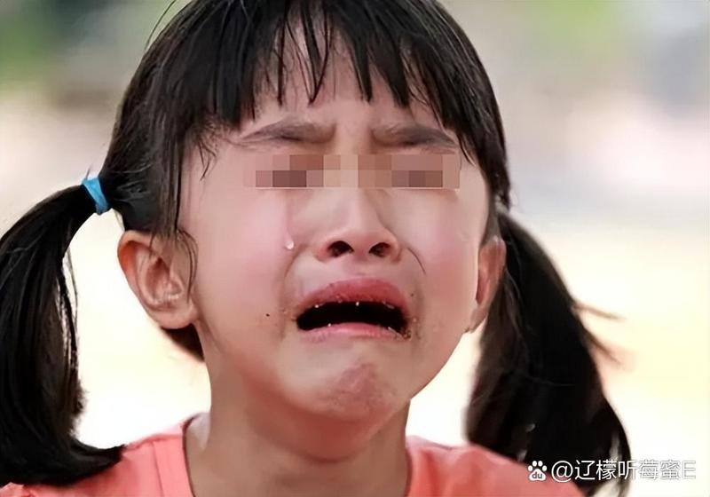 蠕蟲鉆進女子肚臍
