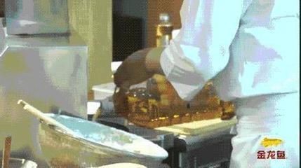 金龍魚吃什么上色快：金龍魚發(fā)色很大一部分是取決于金龍魚血統(tǒng)品質(zhì)，后天的喂食只能起到輔助作用