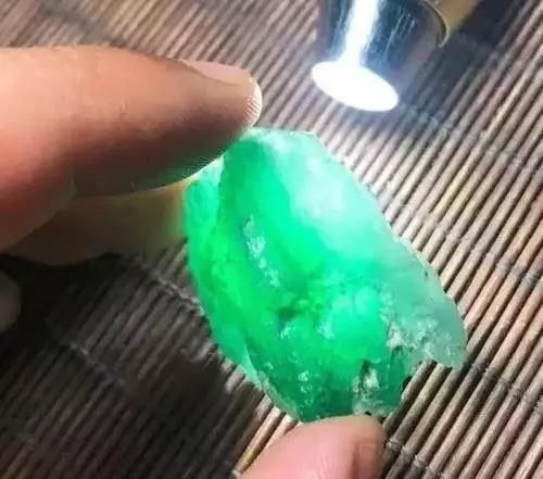翡翠可以放入魚缸里嗎：翡翠原石放在魚缸里是否可以放在魚缸中，不建議放在魚缸中