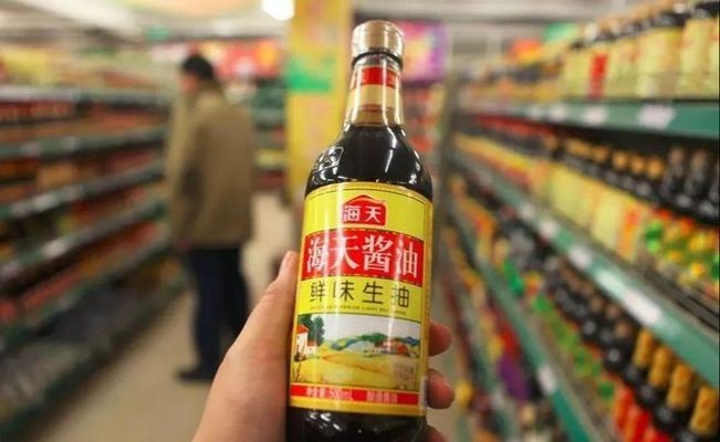 白色紅尾金龍魚（白色紅尾金龍魚是熱帶魚的品種，紅尾金龍魚的品種）