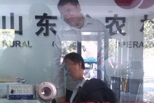 給紅龍魚吃什么小魚好養活呢（給紅龍魚吃什么小魚好養活呢視頻）