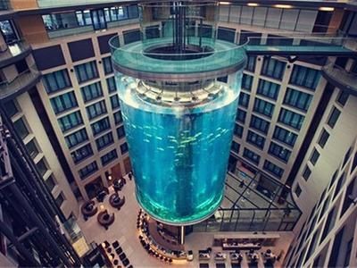 世界最大的獨立圓柱體水族館之一德國柏林雷迪森布魯酒店：世界上最大的水族館——德國魚缸電梯