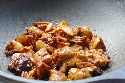 金龍魚吃什么上色快又好養：為了幫助金龍魚上色，我們可以參考以下食物類別,食物示例