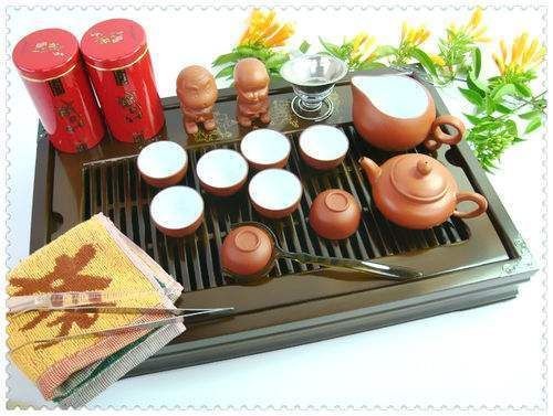 紅茶茶葉可以倒在魚(yú)缸里嗎視頻（紅茶茶葉可以倒入魚(yú)缸嗎？）
