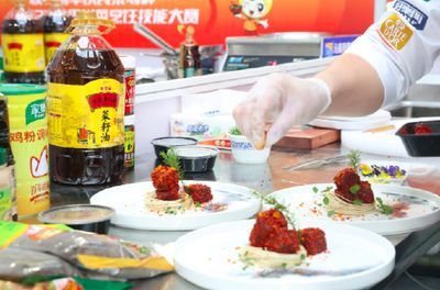 金龍魚吃什么上色：金龍魚吃什么上色快