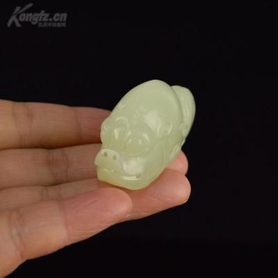 和田玉雕刻龍魚的寓意是什么？：和田玉雕刻龍魚是一件非常有寓意的藝術品，寓意著<strong><mark>富裕</mark></strong>和幸運