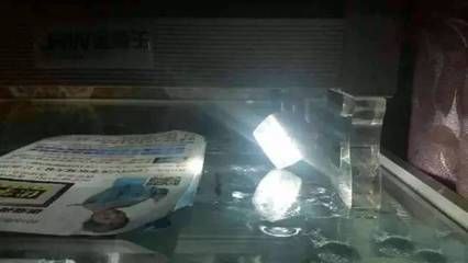 龍魚關燈側游 開燈正常：龍魚關燈側游開燈正常 龍魚關燈側游 開燈正常：龍魚關燈側游開燈正常 龍魚百科 第1張