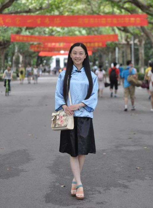 再給我幾個現代設計師運用金龍元素的案例