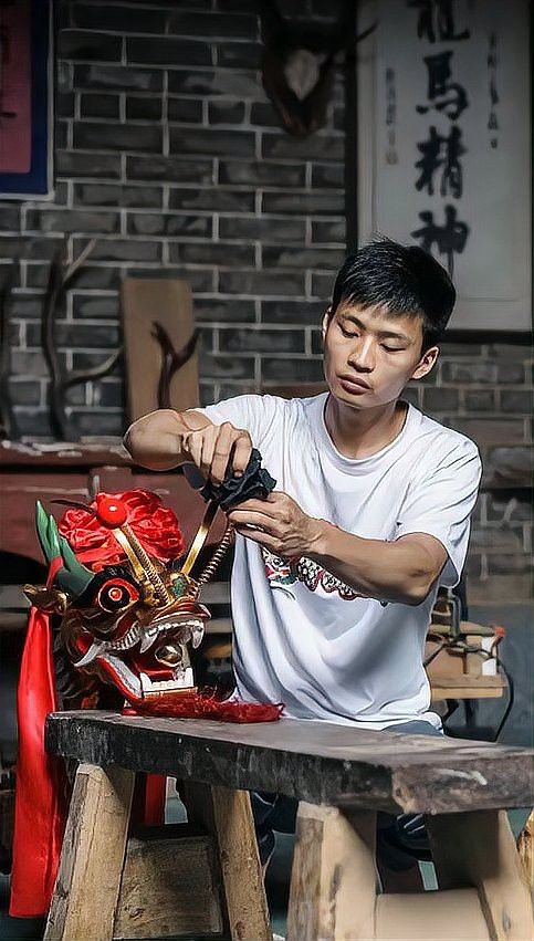 有哪些著名的木雕龍頭藝術家？