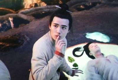白色金龍魚(yú)吃什么食物好：白龍魚(yú)眼的故事