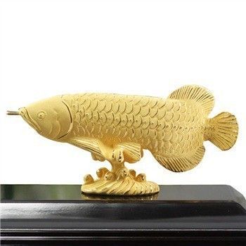 金龍魚擺件的意義和象征：養(yǎng)金龍魚或擺放金龍魚擺件寓意著吉祥富足