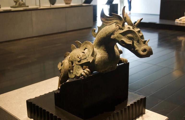 推薦一些金龍雕塑的經典款式