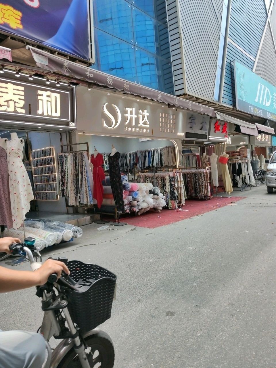 康樂開水族店怎么樣？加盟祥龍魚場賣龍魚市場怎樣？