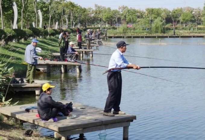 潿洲島開水族店怎么樣？加盟祥龍魚場賣龍魚市場怎樣？