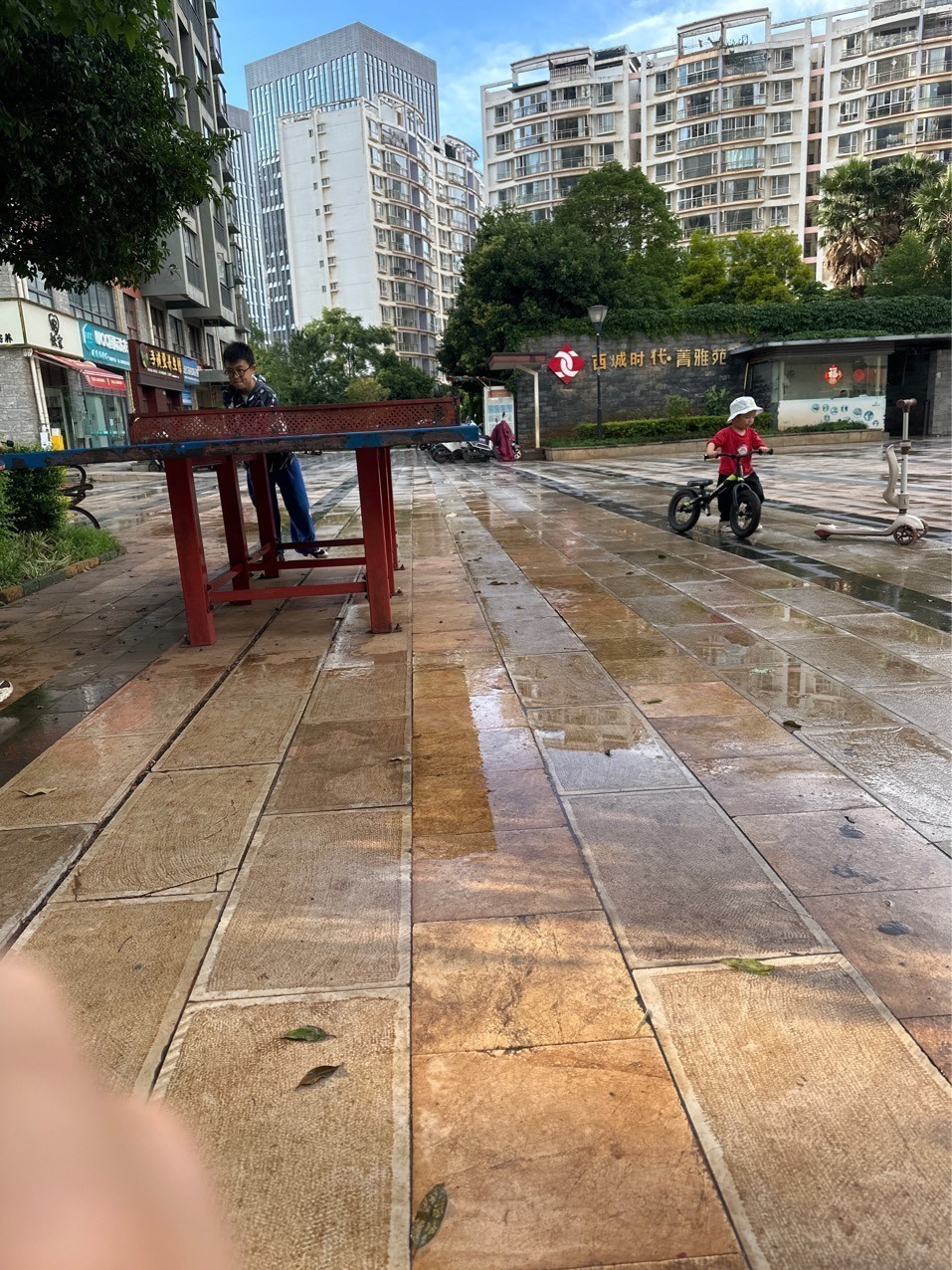 跟娃娃打球