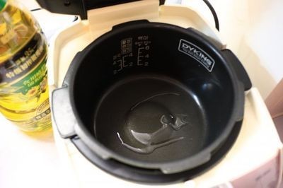 金龍魚(yú)白燈和黃燈一起亮：金龍魚(yú)在養(yǎng)殖過(guò)程中白燈和黃燈光同時(shí)亮起的現(xiàn)象