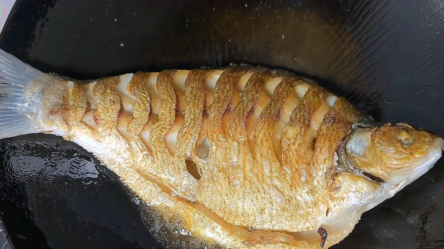 香煎紅龍魚時如何保持魚皮完整？