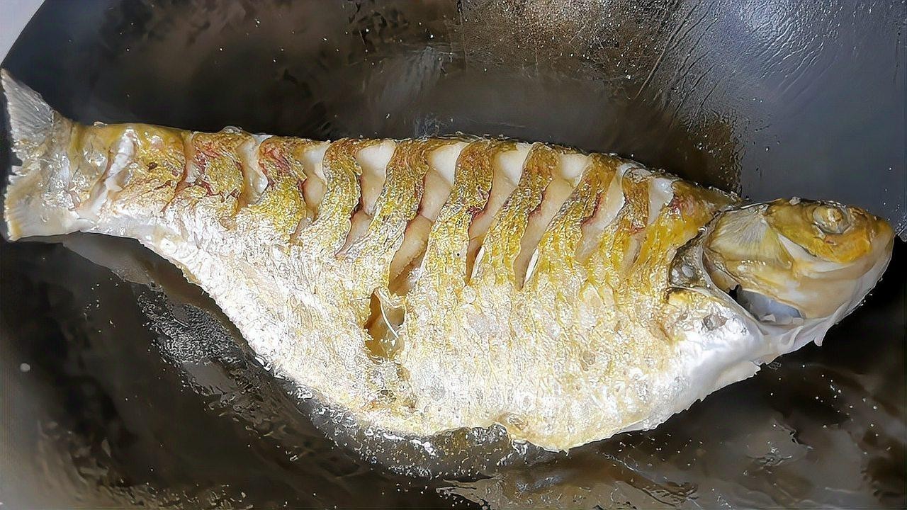 香煎紅龍魚時如何保持魚皮完整？