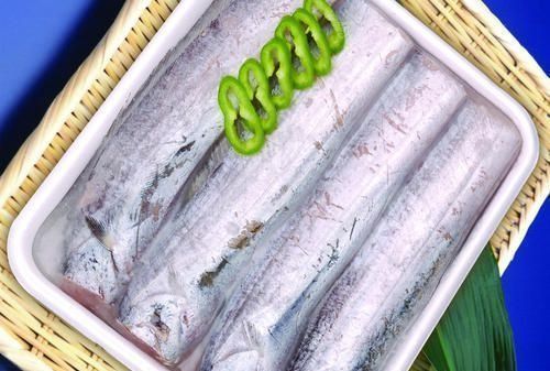 龍魚眼睛里面有白色的東西，龍魚眼睛內(nèi)部出現(xiàn)白色物質(zhì)可能是由多種原因引起的