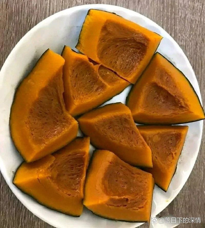 有哪些食物有助于金龍魚上色？