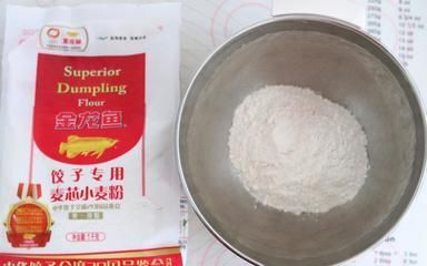 金龍魚轉圈游：金龍魚在水族箱中自由旋轉的奇妙行為