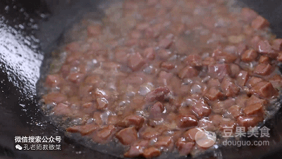 金龍魚吃牛肉嗎：金龍魚可以吃牛肉,喂食注意事項,1.龍魚可以吃牛肉嗎