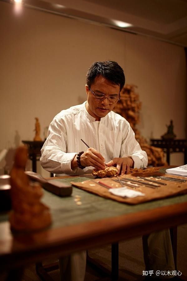 有哪些著名的金龍魚木雕大師？