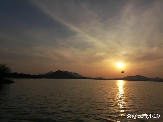 哪里可以找到龍水湖的霞光圖片？