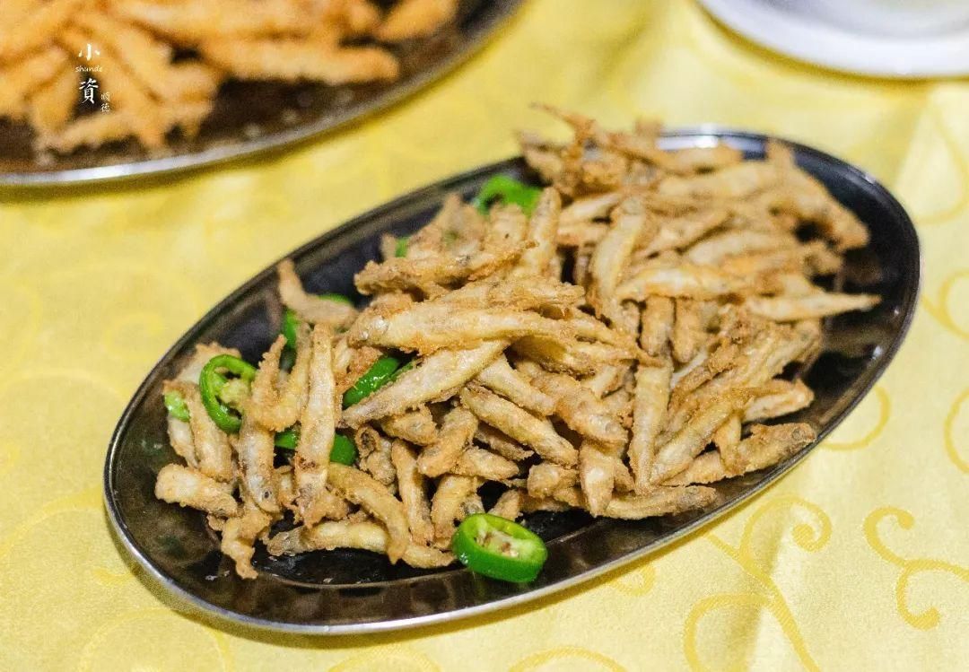 龍魚(yú)可以吃銀魚(yú)嗎：銀魚(yú)和龍魚(yú)都屬于魚(yú)類(lèi)，但并不意味著它們可以互相食用