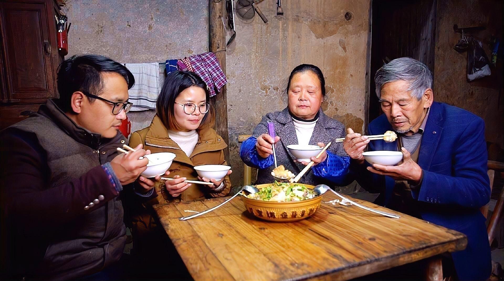 如何判斷藍底過背金龍是否吃飽？
