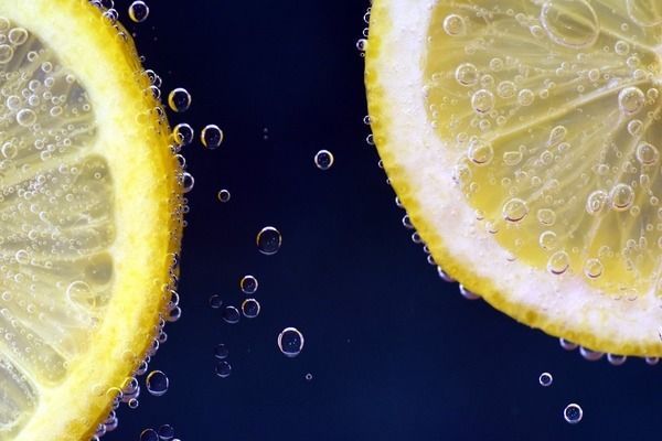 龍魚日常飲食中維生素C的適宜攝入量：維生素c對龍魚的健康至關(guān)重要，