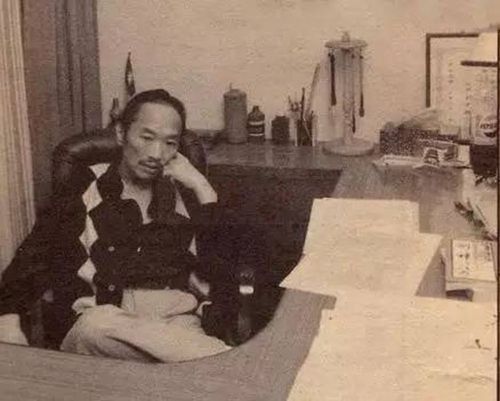 能提供更多古龍罕見老照片嗎？