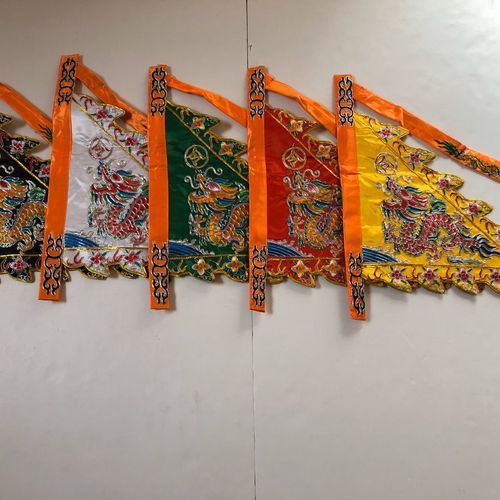 有哪些適合送禮的紅龍旗紀(jì)念品？