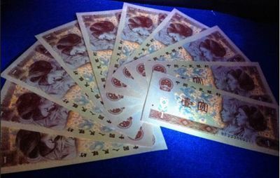 金龍魚長幾年就不長了：金龍魚成長周期一般為2-4年時間內(nèi)生長最快