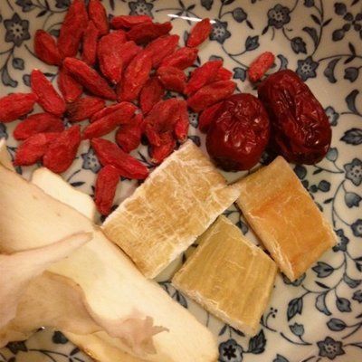 金龍魚在自然環(huán)境中的食物主要包括以下幾類：野生金龍魚：當(dāng)?shù)厝酸灚@純野生金龍魚，價值恐過萬,卻滿不在乎