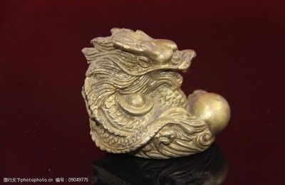 黑底黑背景養什么龍魚：黑底黑背景的魚缸適合飼養35cm以上的金龍或紅龍魚