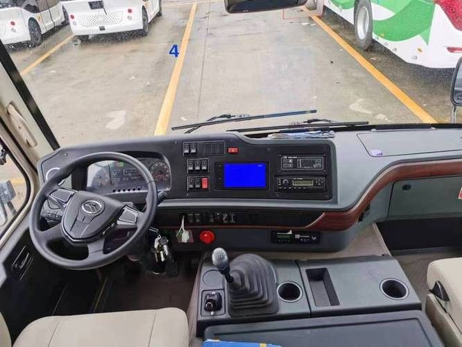 官方標(biāo)配的金龍19座中巴車內(nèi)飾圖片
