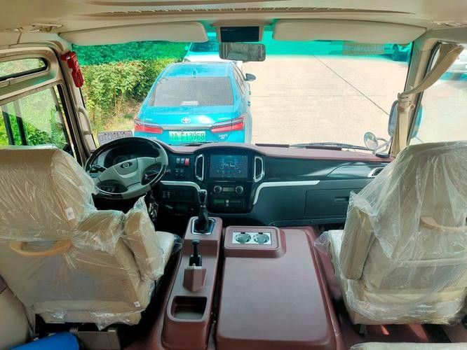 官方標(biāo)配的金龍19座中巴車內(nèi)飾圖片