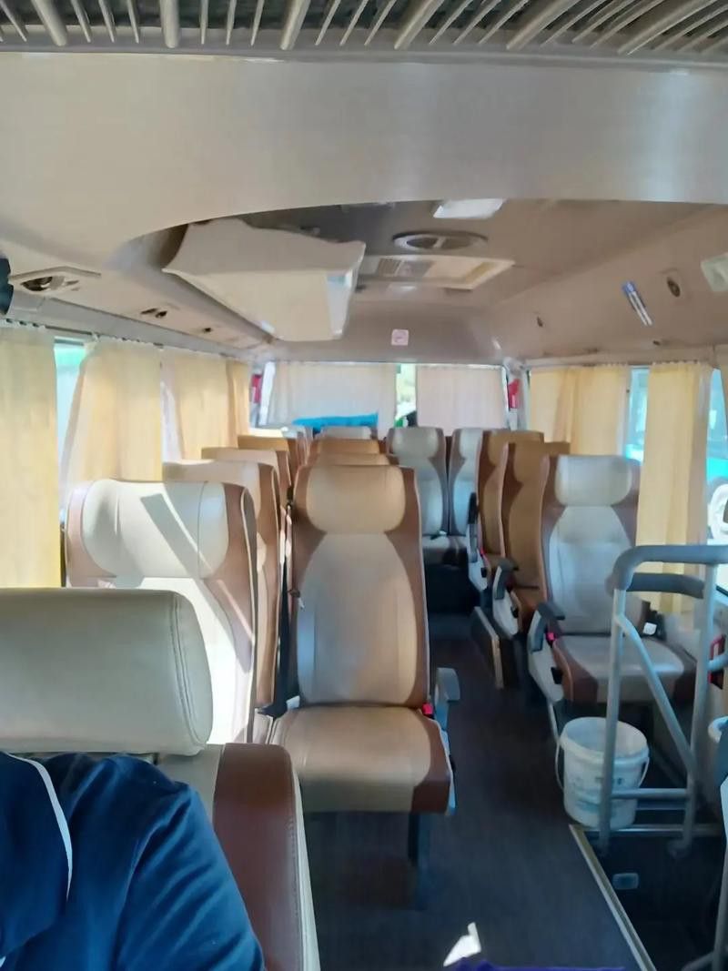 官方標(biāo)配的金龍19座中巴車內(nèi)飾圖片
