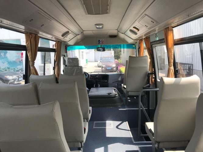 官方標(biāo)配的金龍19座中巴車內(nèi)飾圖片
